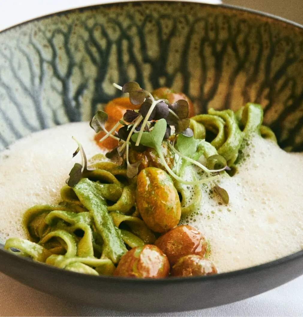 Tagliatelle de tomate e pesto