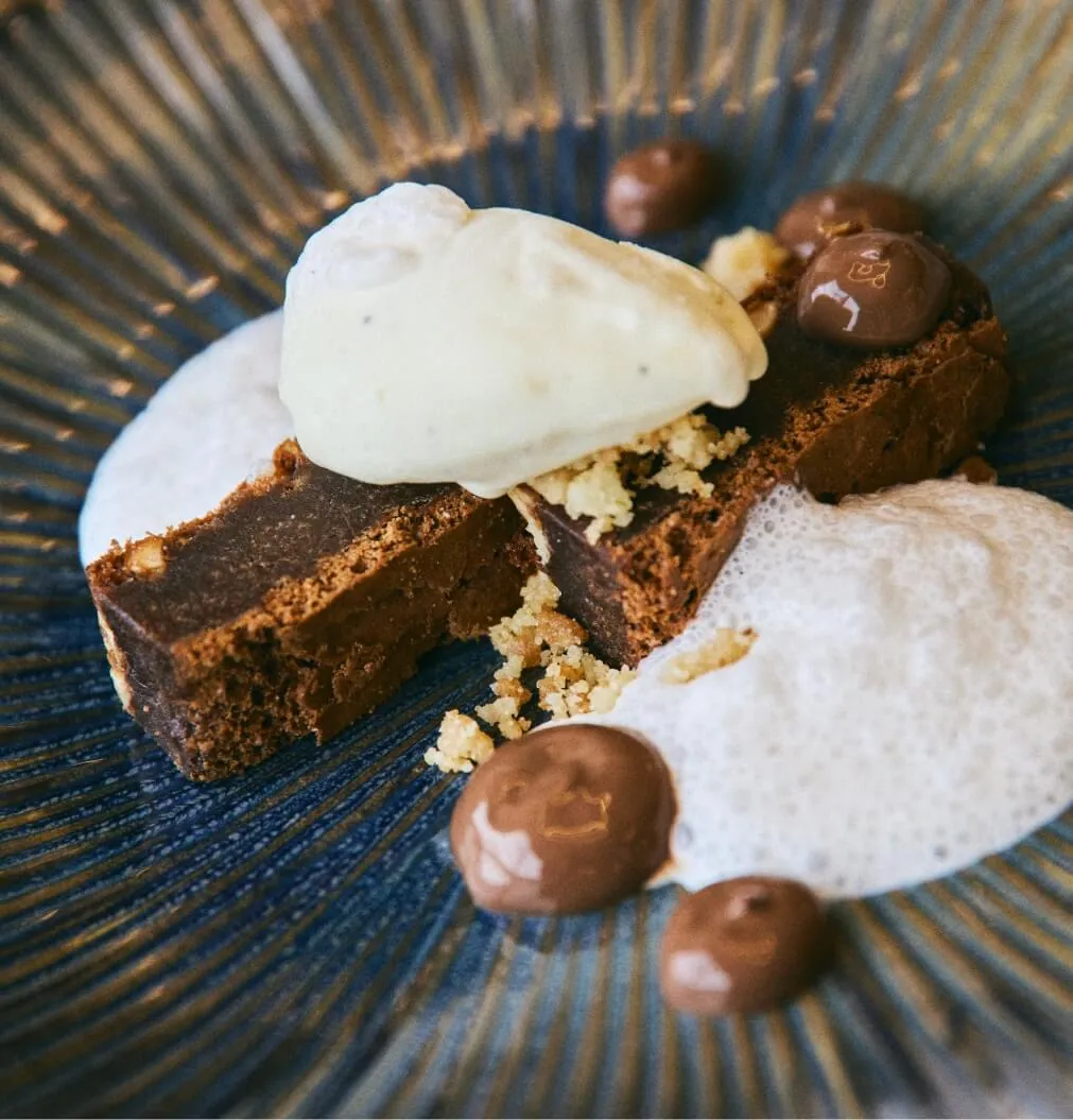 Brownie de chocolate, avela e rum