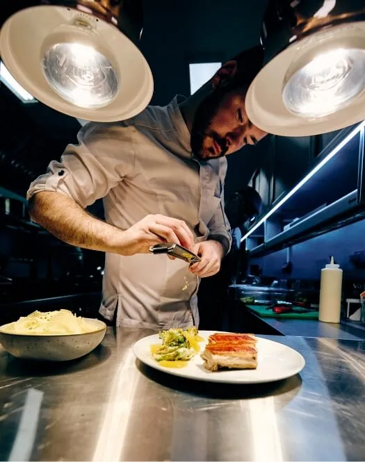 Chef na cozinha do restaurante
