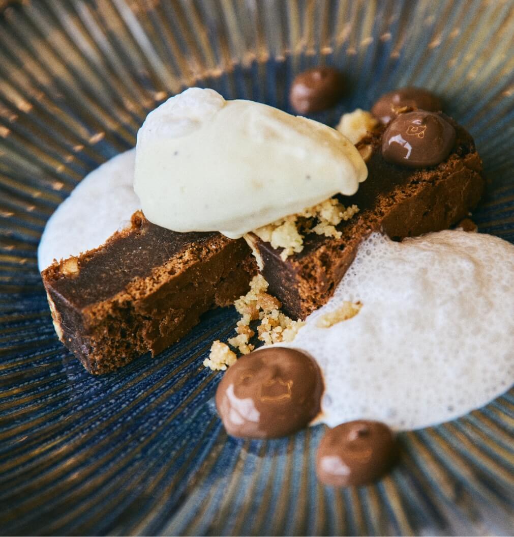 Brownie de chocolate, avela e rum