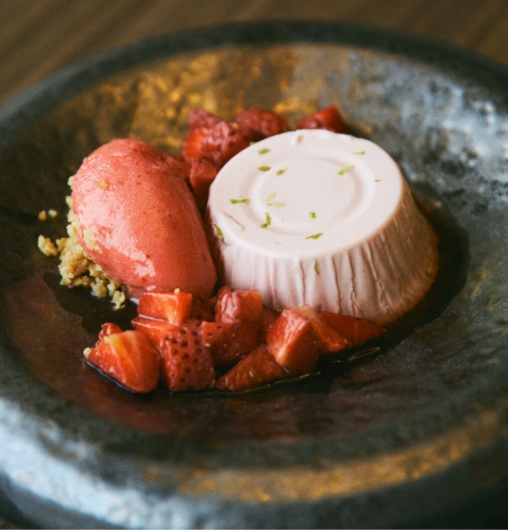 Pannacotta, morangos marinados e eucalipto