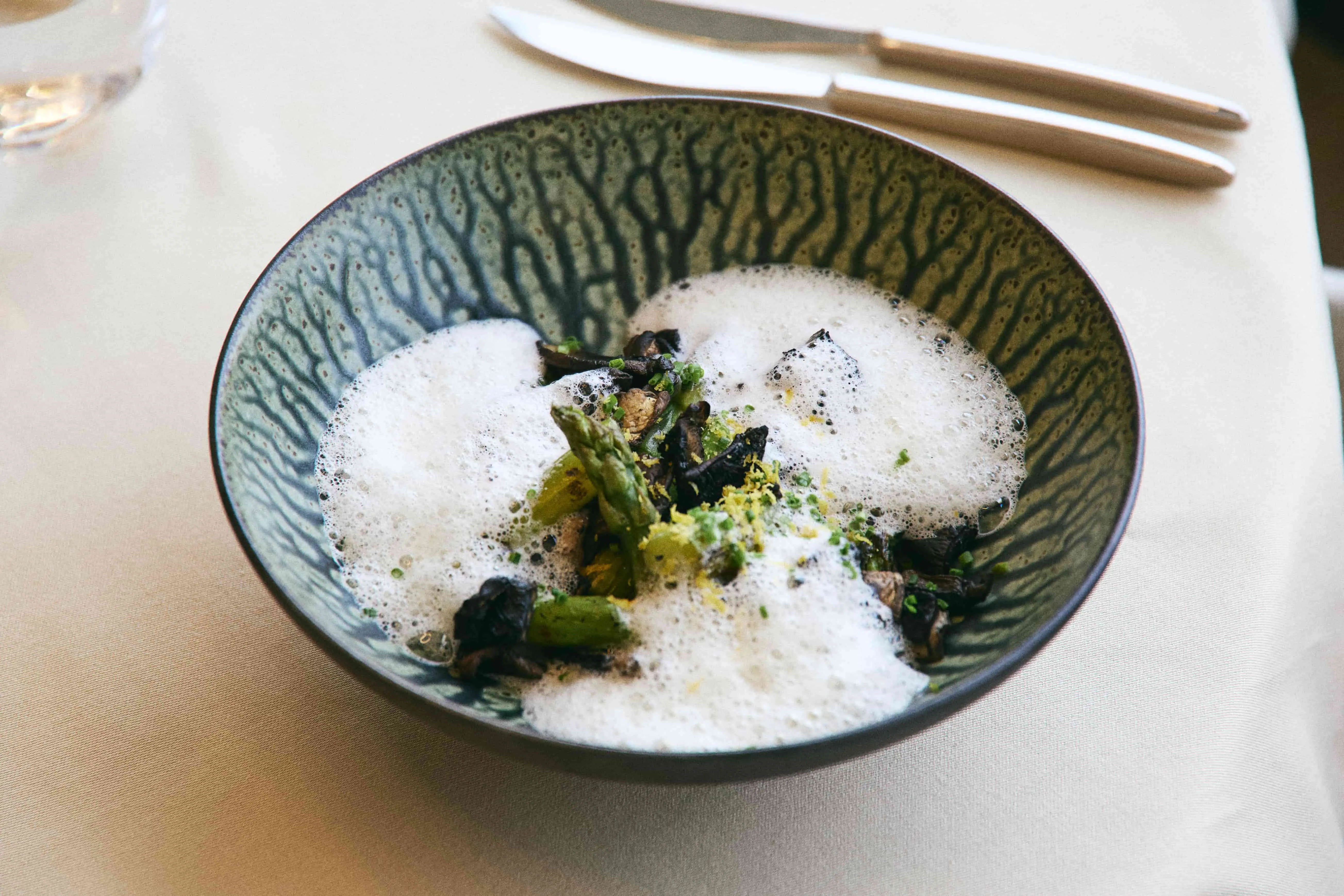 Cogumelos, espargos e espuma no Alcateia