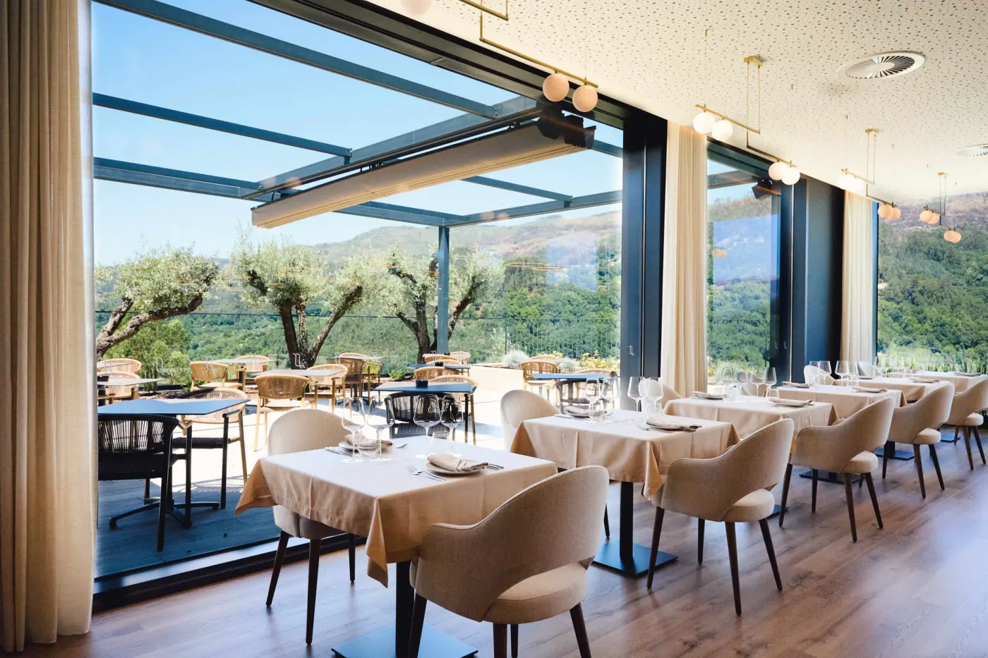 Sala do Restaurante Alcateia com vista para a paisagem