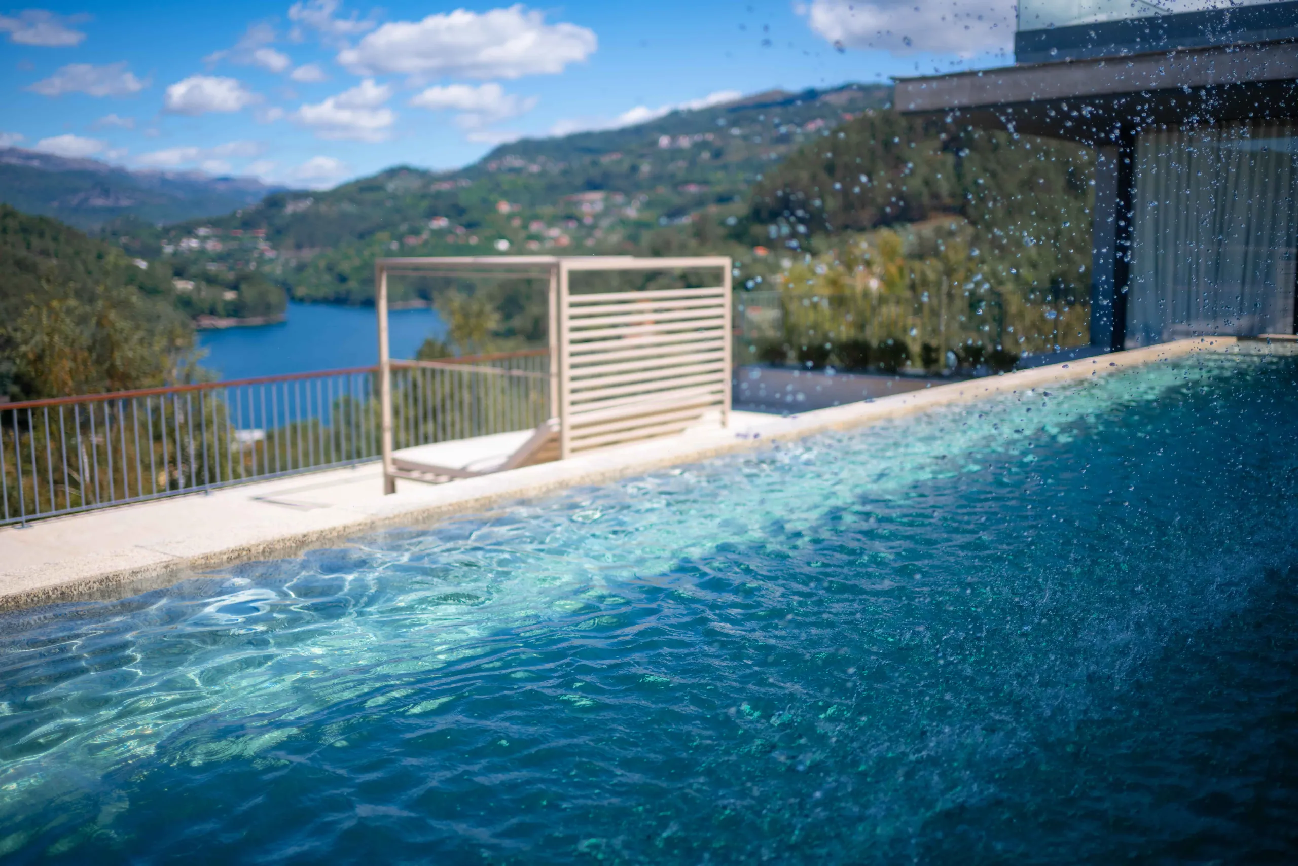Piscina infinity com vista para a paisagem do Gerês